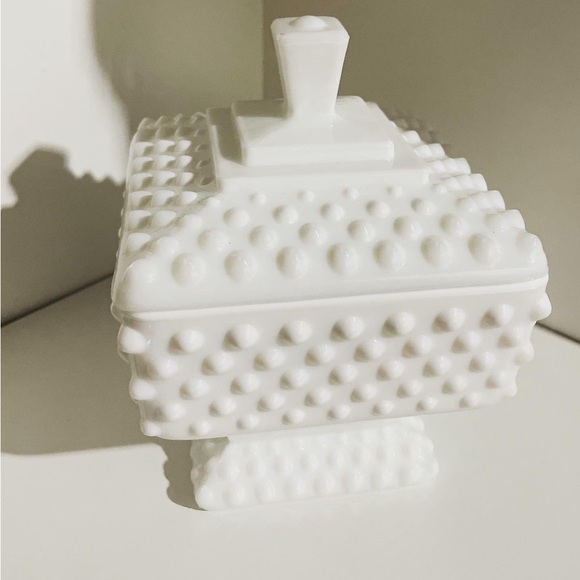 White milk glass design vintage jewelry holder - Picture 4 of 4